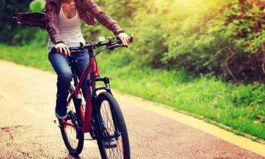 neşeli genç kadın bisikletçi orman iz üzerinde Bisiklete binme