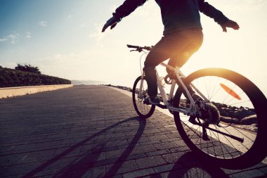 bisikletçi binicilik bisiklet gündoğumu sahil yolu üzerinde
