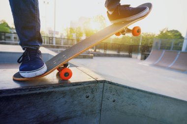 kaykaycı bacaklar skatepark üzerinde kaykay