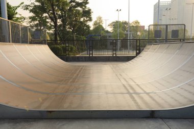 Gün batımı sırasında şehir içinde boş skatepark rampa