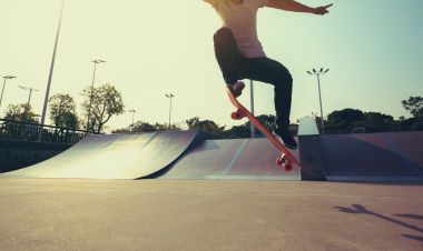 kaykaycı bacaklar skatepark üzerinde kaykay