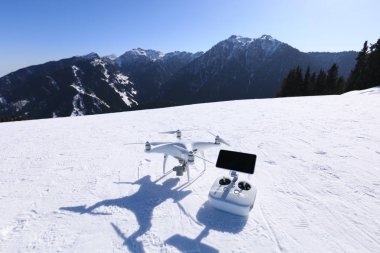 Drone ve kış dağ tepe üzerinde Uzaktan kumanda