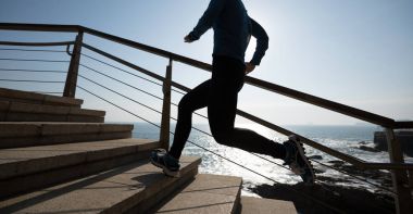 sahil yolu üzerinde yukarı çalışan sportif kadın runner
