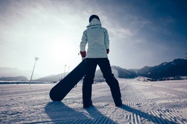 bir snowboard snowboard snowboard Bakırlı kış dağlarda bakarak ile