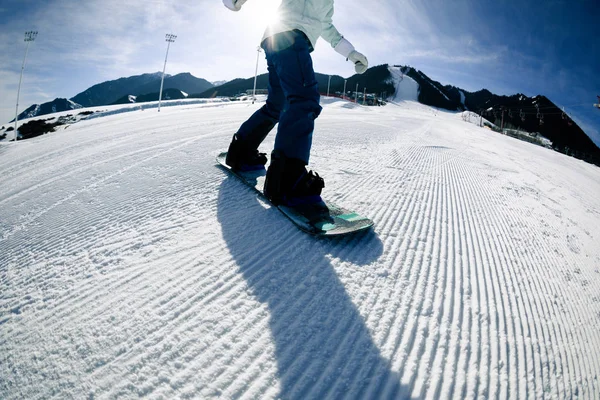 Μία Γυναίκα Snowboarder Σνόουμπορντ Χειμώνα Στα Βουνά — Φωτογραφία Αρχείου