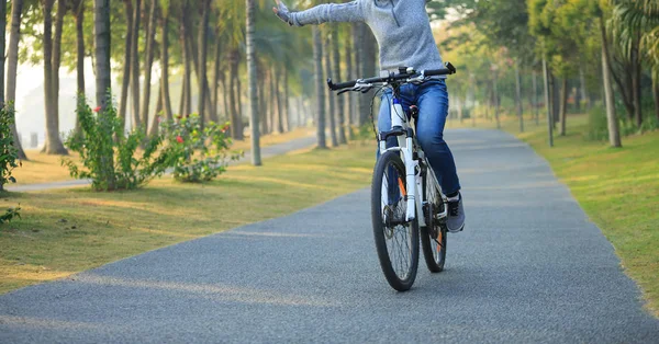 Woman Cyclist Riding Bike Tropical Park — Stock Photo, Image