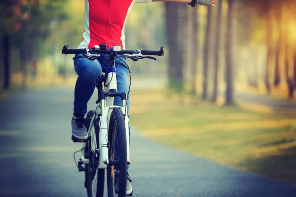 Woman Cyclist Riding Bike Tropical Park — Stock Photo, Image