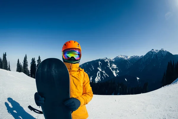 Один Сноубордист Сноубордом Зимних Горах — стоковое фото