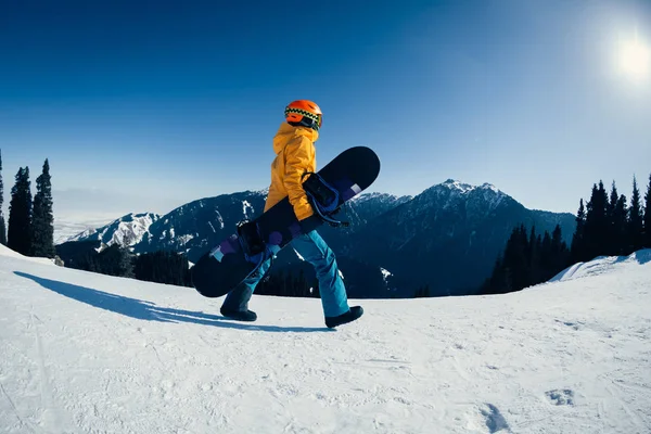 Ένας Snowboarder Snowboard Περπατώντας Στην Κορυφή Του Βουνού Χειμώνα — Φωτογραφία Αρχείου