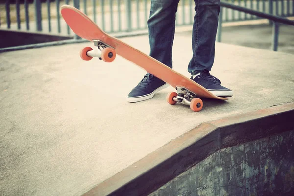 Skateboarder Beine Skateboarding Auf Skatepark Rampe — Stockfoto
