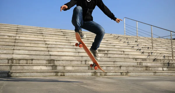 Skateboarder Saltando Las Escaleras Ciudad Con Monopatín —  Fotos de Stock