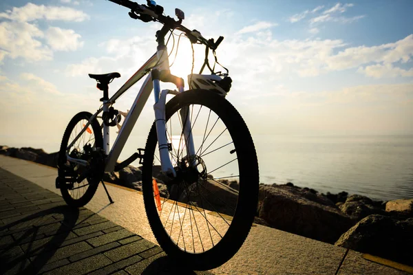 Vtt Avec Casque Lever Soleil Bord Mer — Photo