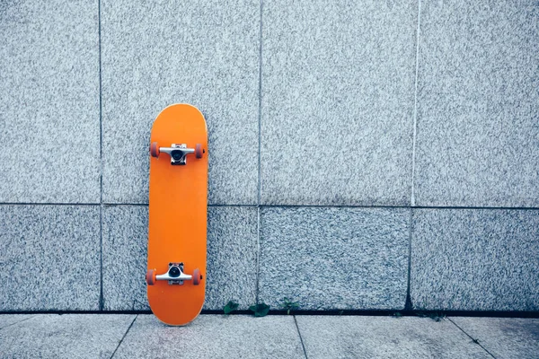 Jeden Skateboard Šedé Betonové Zdi — Stock fotografie