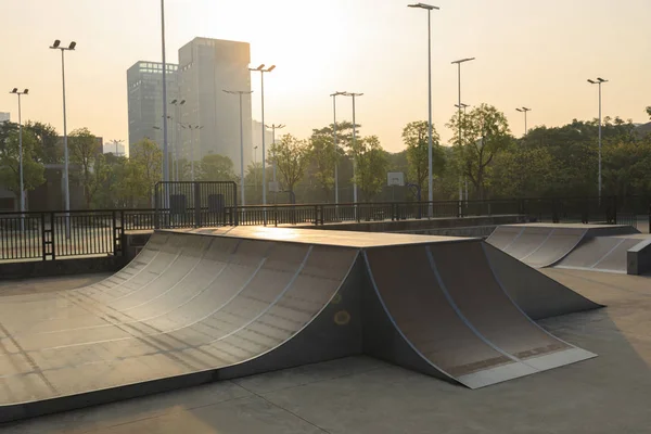 Gün batımı sırasında şehir içinde boş skatepark rampa