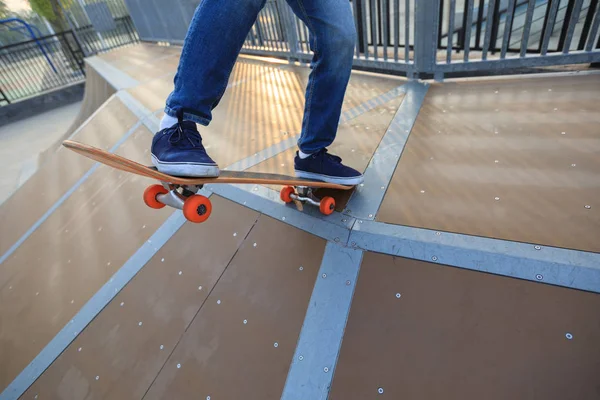 Kaykaycı Bacaklar Skatepark Üzerinde Kaykay — Stok fotoğraf