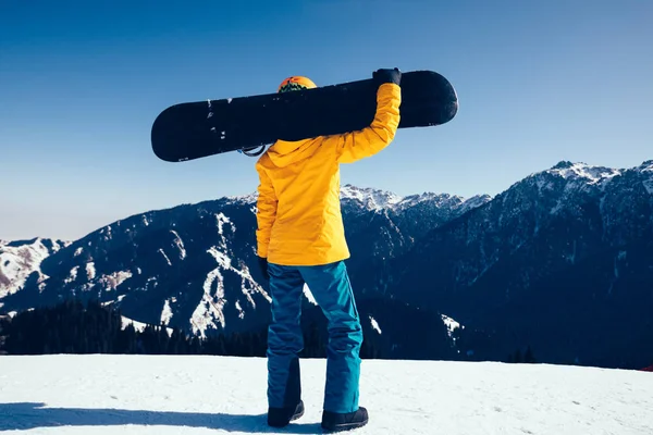 Snowboarder Con Snowboard Cima Montaña Invierno — Foto de Stock