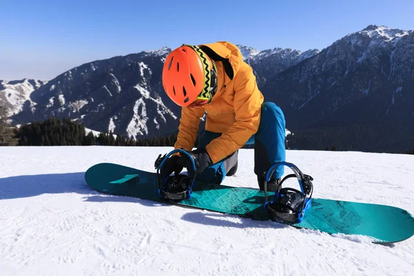 Jedna Młoda Kobieta Snowboardzista Gotowy Snowboardzie Zimowy Szczyt Góry — Zdjęcie stockowe