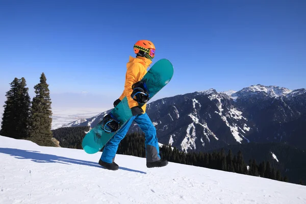 Uno Snowboarder Con Snowboard Caminar Invierno Montaña Pico —  Fotos de Stock