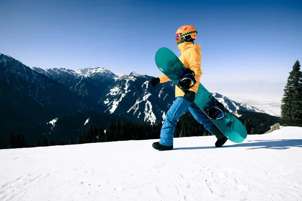 Snowboarder Con Snowboard Caminando Cima Montaña Invierno — Foto de Stock