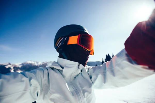 Snowboardåkare Tar Selfie Vintern Bergstopp — Stockfoto