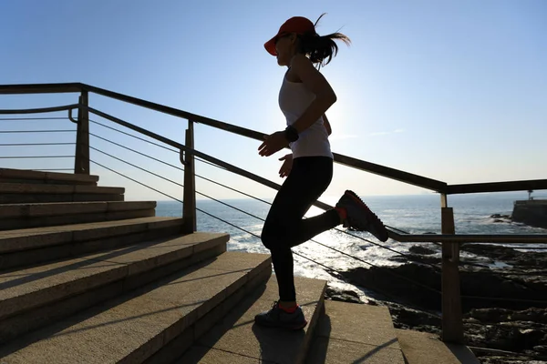 Sportowa Fitness Kobiece Biegacz Górze Szlak Wybrzeża — Zdjęcie stockowe