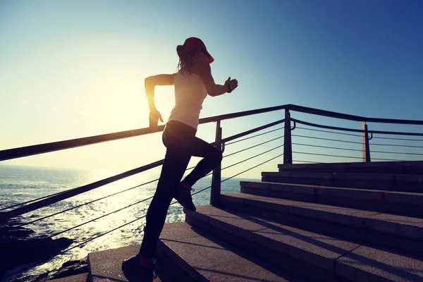 Sportowa Fitness Kobiece Biegacz Górze Szlak Wybrzeża — Zdjęcie stockowe