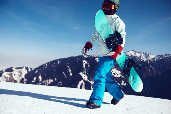 Uno Snowboarder Con Snowboard Caminar Invierno Montaña Pico — Foto de Stock