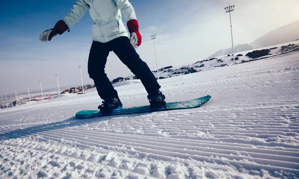 Ένας Snowboarder Snowboarding Στα Βουνά Χειμώνα — Φωτογραφία Αρχείου