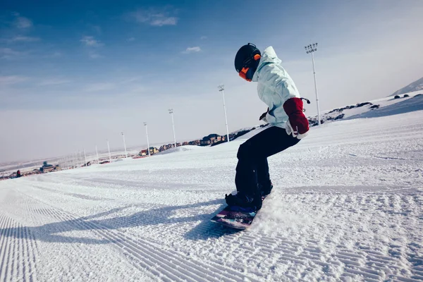 Egy Snowboardos Snowboardozik Téli Hegyekben — Stock Fotó