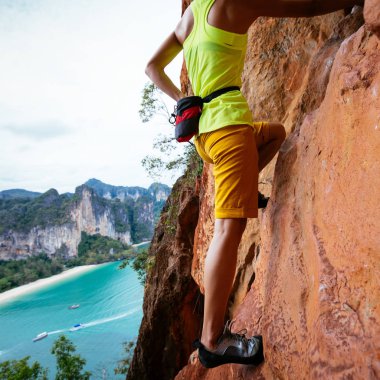 kadın rock tırmanma deniz cliff üzerinde