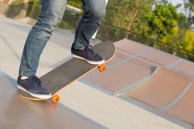 kaykaycı bacaklar skatepark rampa üzerinde kaykay