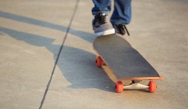 kaykaycı bacaklar skatepark kaykay