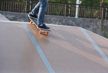 kaykaycı bacaklar skatepark rampa üzerinde kaykay