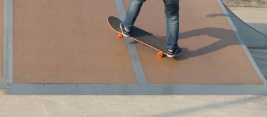 kaykaycı bacaklar skatepark rampa üzerinde kaykay
