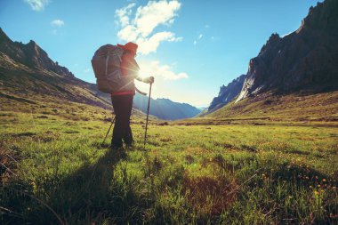 sırt çantası gündoğumu yüksek rakımlı dağlarda hiking kadınla 