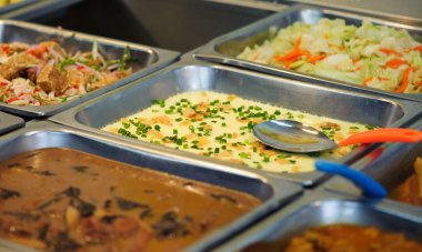 Gıda servis Çin restoranı içinde çelik tepsisi dolu 