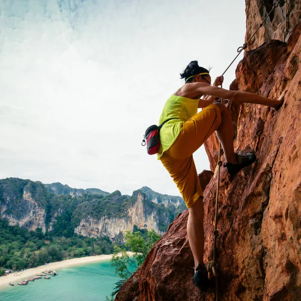 Donna Arrampicatore Arrampicatore Sulla Scogliera Sul Mare — Foto Stock