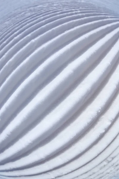 滑雪胜地雪车的滑雪斜坡上的雪迹线 — 图库照片