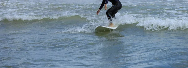 Mulher Cavalgando Onda Prancha Surf Oceano — Fotografia de Stock