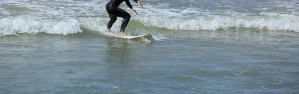 Mulher Cavalgando Onda Prancha Surf Oceano — Fotografia de Stock