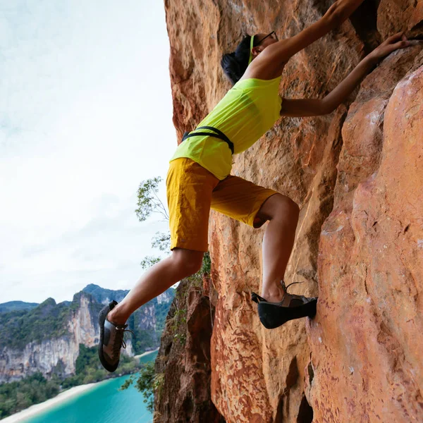 Arrampicatrice Femminile Arrampicata Sulla Scogliera Sul Mare — Foto Stock