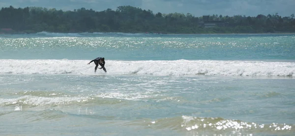 Femme Équitation Vague Sur Planche Surf Dans Océan — Photo