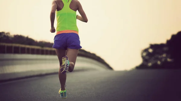 Şehir Yolda Çalışan Genç Fitness Asyalı Kadın Runner — Stok fotoğraf