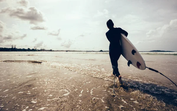 Femme Surfeuse Avec Planche Surf Courant Sur Plage — Photo