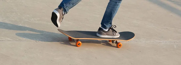 Kaykaycı Bacaklar Skatepark Kaykay — Stok fotoğraf