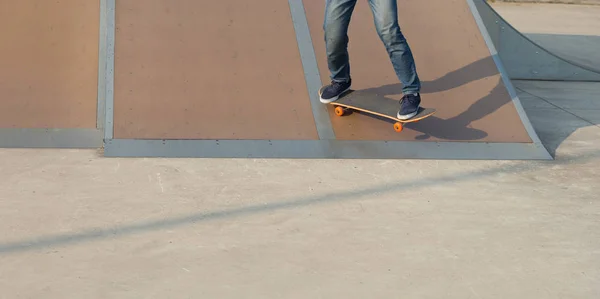 Skateboardista Nohy Skateboarding Rampě Skatepark — Stock fotografie