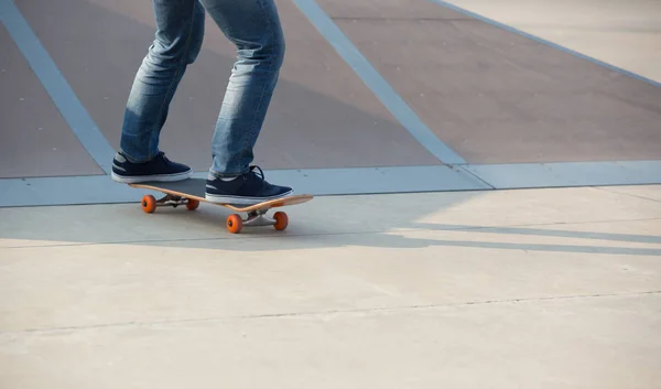 Skateboarder Jambes Skateboard Sur Rampe Skatepark — Photo