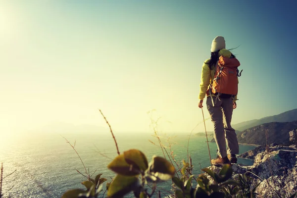 日の出海岸山の崖の上に立って成功女性ハイカー — ストック写真