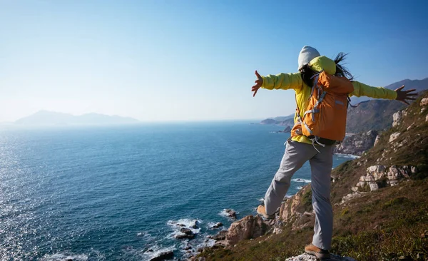 Exitosa Excursionista Femenina Pie Acantilado Montaña Junto Mar — Foto de Stock