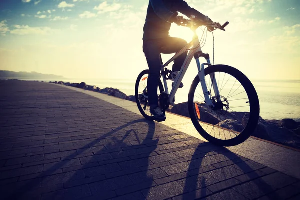 Bicicleta Ciclista Caminho Costa Nascer Sol — Fotografia de Stock